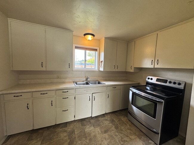 Building Photo - 2 Bedroom Home Located In SE Eugene Neighborhood