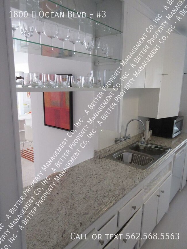 Building Photo - Historic FULLY FURNISHED Mid-Century Moder...