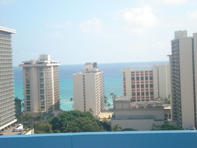 Building Photo - Large studio in the heart of Waikiki with assigned parking