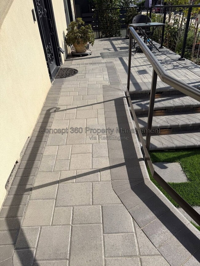 Building Photo - 237 Novara Dr
