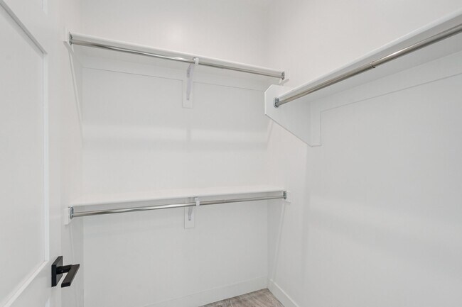 Building Photo - 910 E Roma Ave