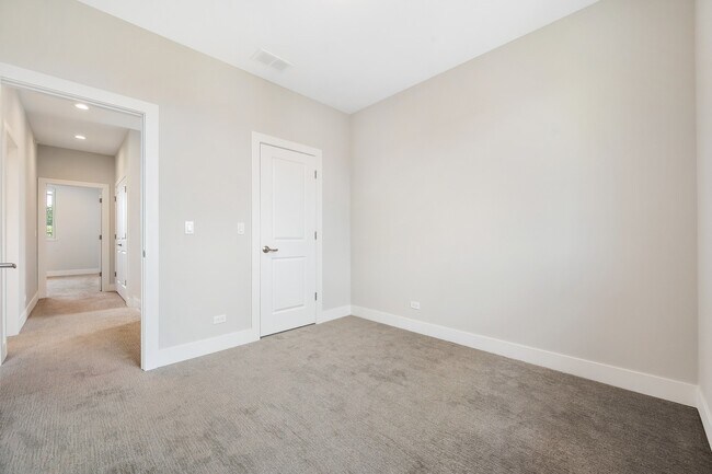 Building Photo - 39 Forest Ave