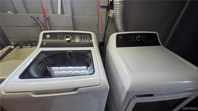 Building Photo - 1 Cresthaven Dr