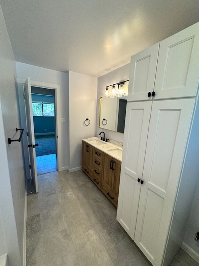 Building Photo - Beautiful West Redding Home with $200 Move...