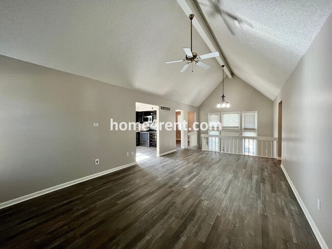 Building Photo - Wonderful Northland Home w/ an Updated Kit...