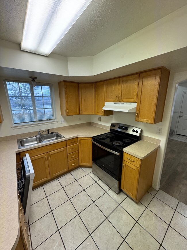 Building Photo - 905 W 350 N