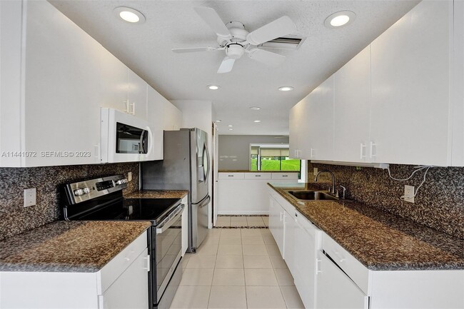 Building Photo - 21785 Cypress Dr