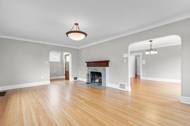 Building Photo - 5Bd/2Ba Seattle Home