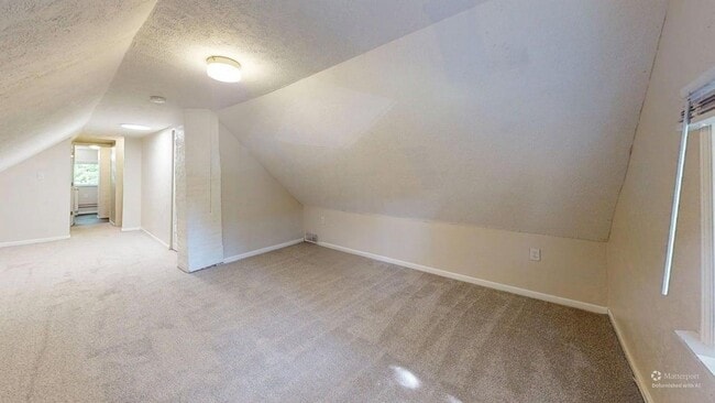 Building Photo - 3-Bedroom / 1.5 bath Single-Family Home