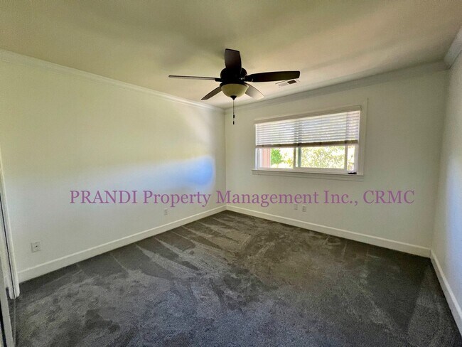 Building Photo - Delightful End Unit Townhome with Washer/D...