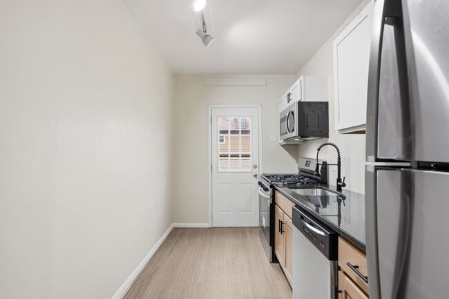 Building Photo - **Private Bloomfield 2BR Retreat – Walk to Liberty Ave, Steps from It All (15224)**