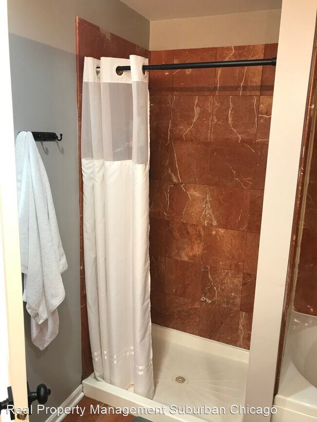 Building Photo - 4 br, 3 bath House - 5901 Burr Oak Avenue