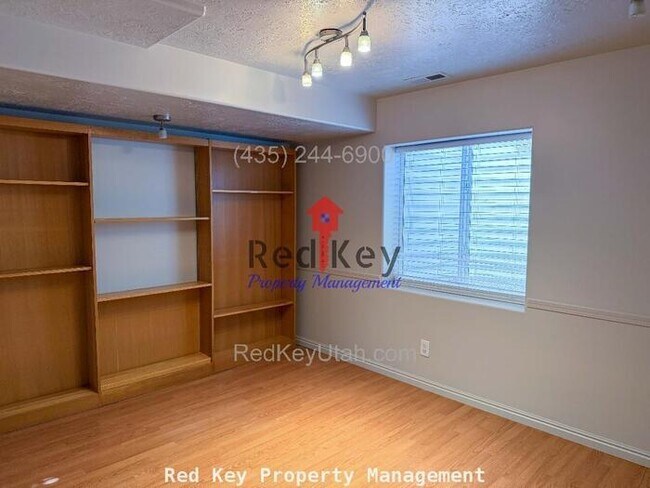 Building Photo - 1380 Single Family Home