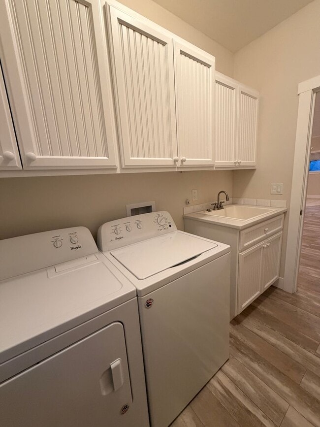 Building Photo - Dual Primary Suite's. 2 Bedroom / 2.5 Bathroom Single Level Home in NE Bend - PENDING APPLICATION