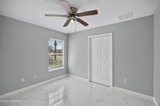 Building Photo - 490 Hillside Dr