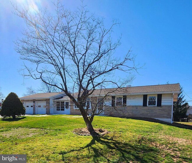Primary Photo - 225 Laurel Ln