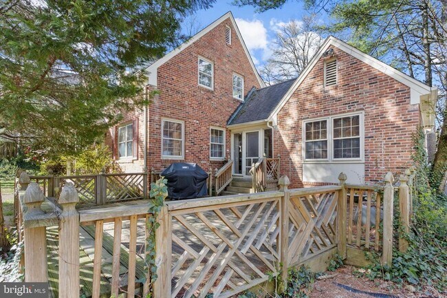 Building Photo - Palisades Gem Ready for Immediate Move-in!!
