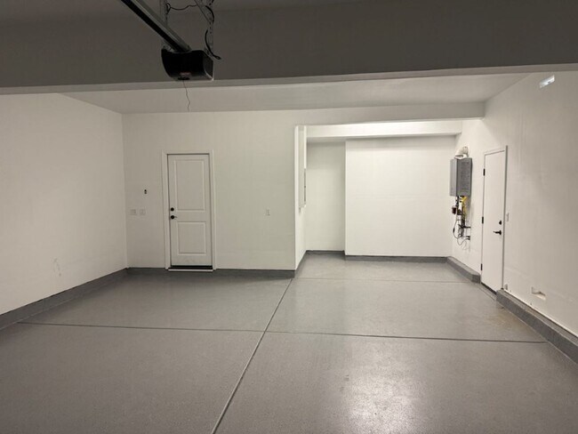 Building Photo - Newer Modern 4 Bedroom 3.5 Bath w/ Bedroom...