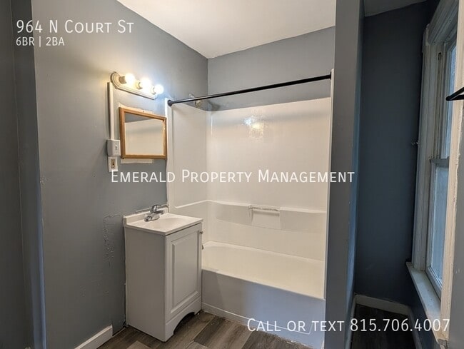 Building Photo - 964 N Court St