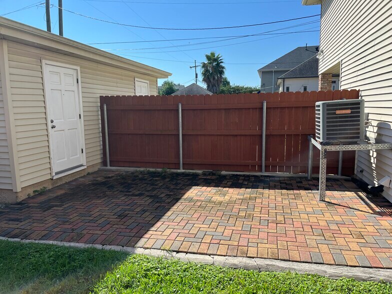 Patio - 6803 Louisville St