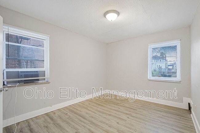 Building Photo - 987 Lilley Ave