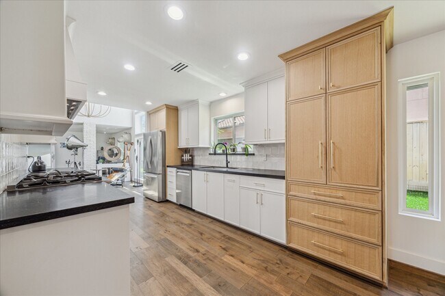 Building Photo - 7703 Bobbitt Ln