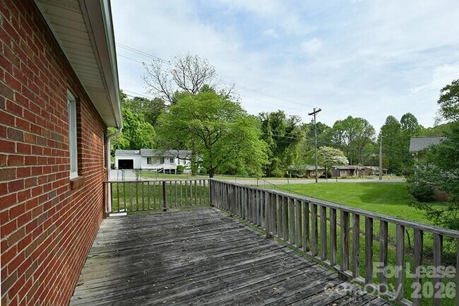 Building Photo - 266 Long St