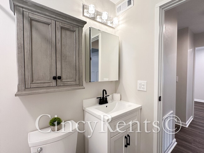 Building Photo - 988 Stratford Pl