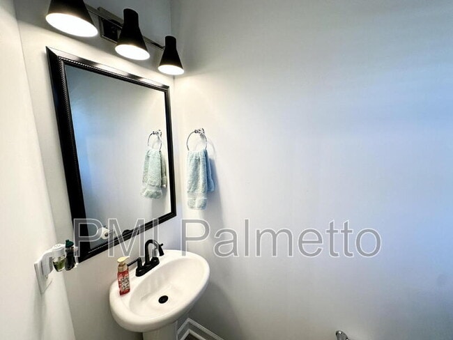 Building Photo - 1059 Ashcroft Cir