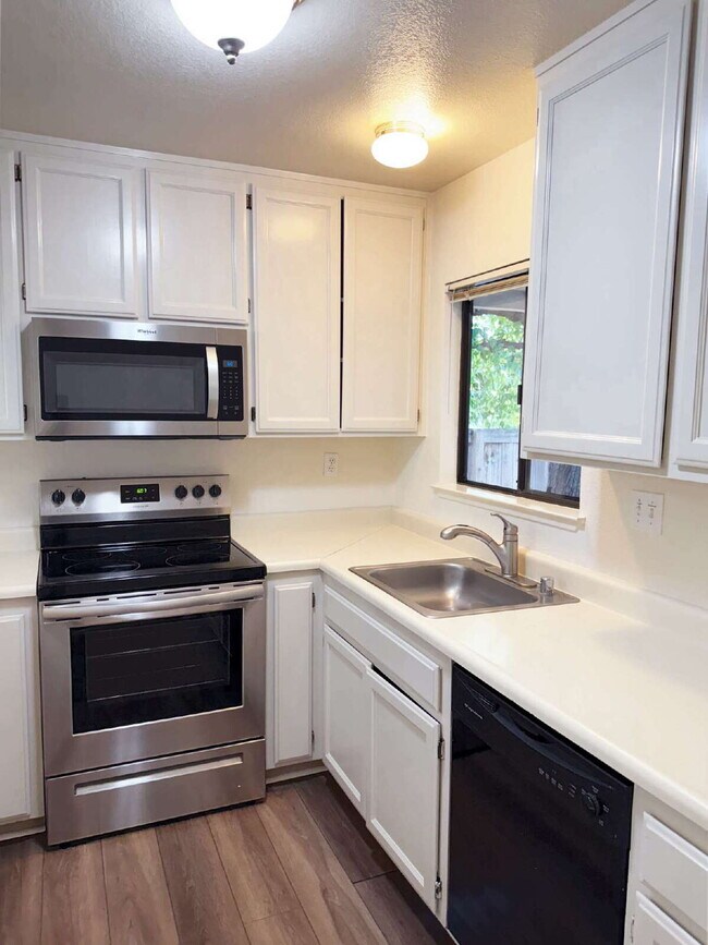 Building Photo - Single-Level Sonoma Living Less Than a Mile from the Historic Plaza