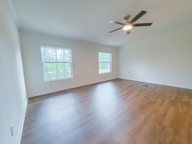 Building Photo - 4 Bedroom, 2 Bathroom: Pets Allowed!