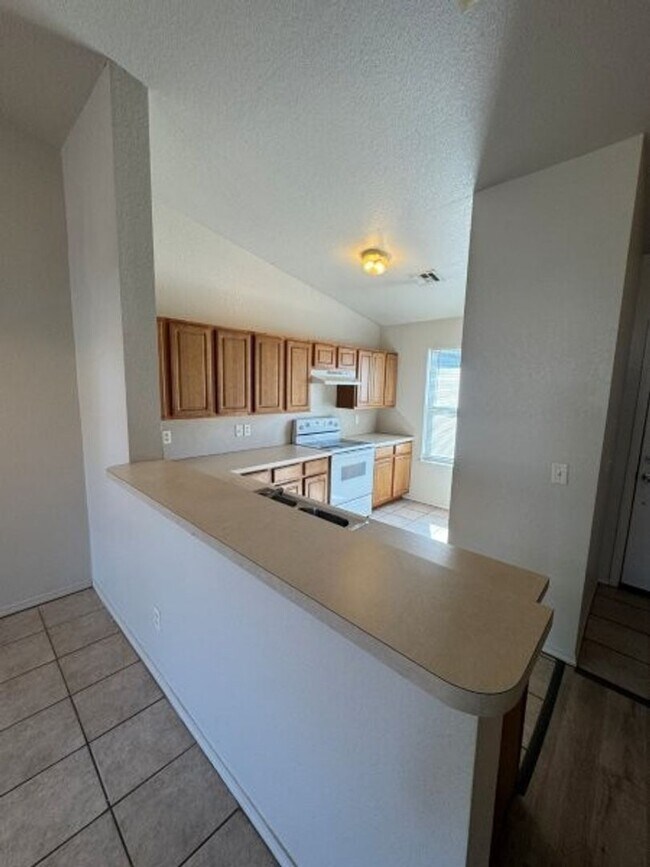 Building Photo - True 4 bed in Edmond, new carpet and paint!