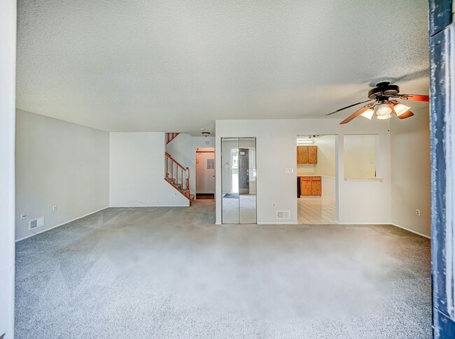 Building Photo - 96 Versailles Ct