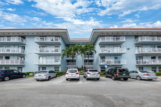 Building Photo - 405 S Pine Island Rd