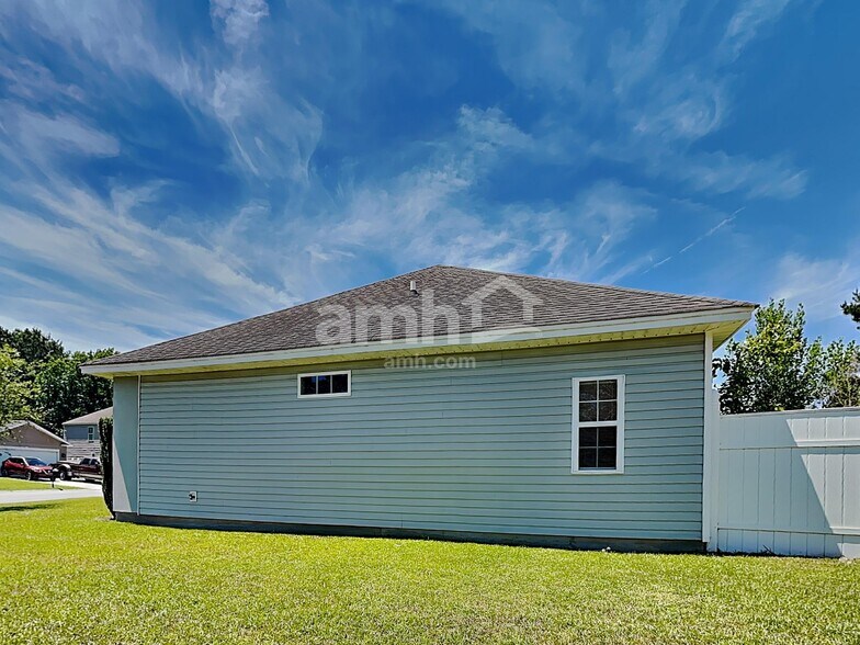 Building Photo - 525 Amsonia Cir