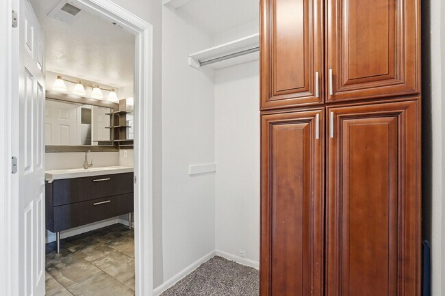 Building Photo - $1,740.95 - 2 bed/1 bath, cozy Denver Condo!