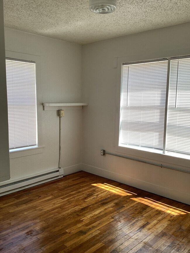Building Photo - Newly Renovated 3 Bed Home! Located in Portales !