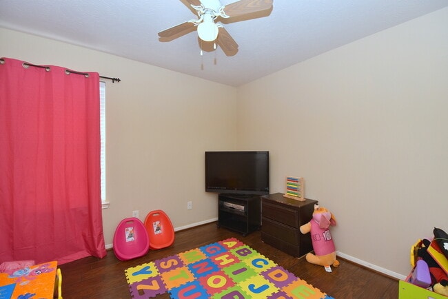 Building Photo - BEAUTIFUL 3 BEDROOM 2 BATH WITH WOOD TILE ...