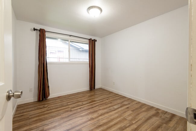 Building Photo - 938 E 65th St