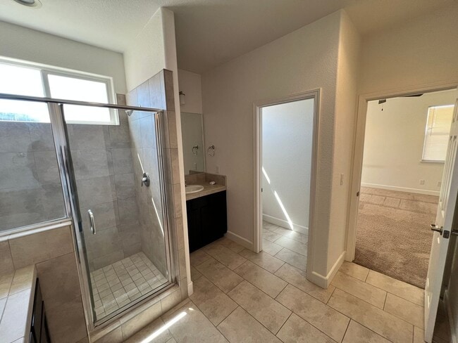 Building Photo - Large 4-bedroom home in Green Valley Estat...