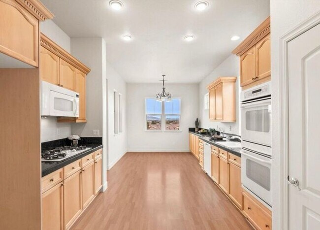 Building Photo - 6060 Cielo Cir