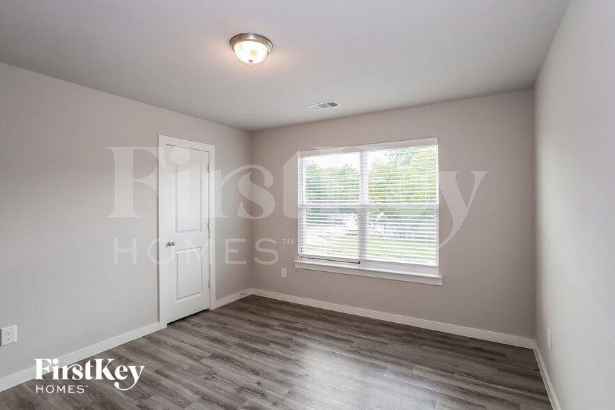 Building Photo - 613 Ava Trl