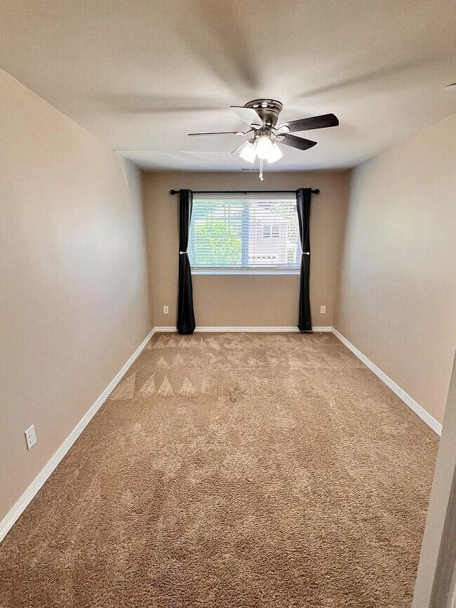 Building Photo - Beautiful Spacious 4bd 2bath Available Oct...
