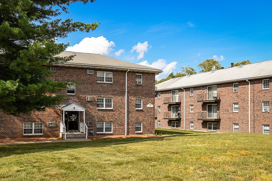 Building Photo - Heritage Gardens