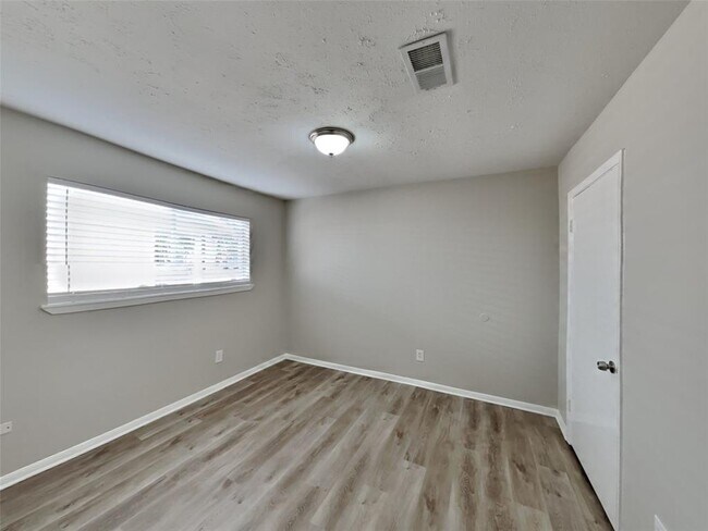 Building Photo - 16135 Deer Lick Dr
