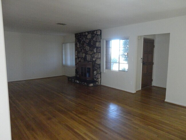 Building Photo - Move in Special!! $500 off 1st Month's Rent!!