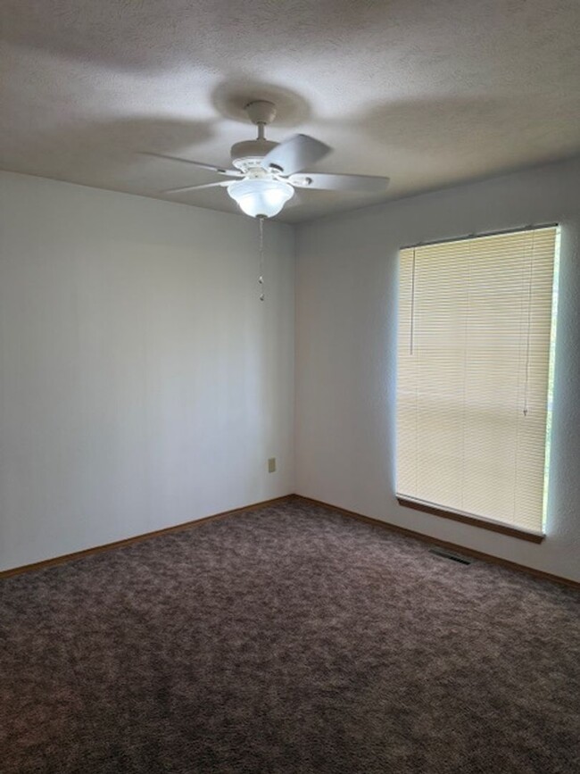 Building Photo - Duplex in Nixa!