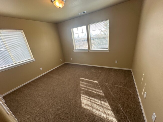 Building Photo - $500 Off 1st MONTH'S RENT, Eastside House,...