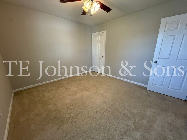 Building Photo - Spacious 4 Bedroom Home with Fenced Yard & Two Car Garage in Clemmons