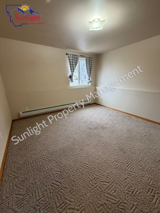 Building Photo - Spacious 3 Bed / 1.5 Bath Home with Garage & Off-Street Parking